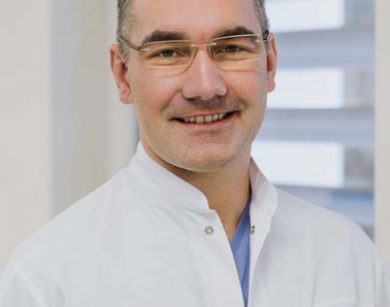 dr n med pawel wisz prowadzi sesje video podczas kongresu europejskiego towarzystwa urologicznego