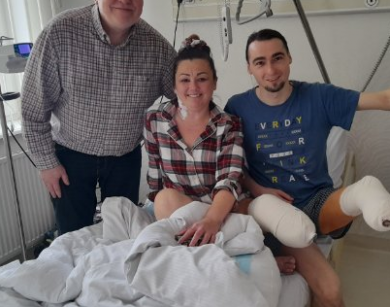 pierwsze w polsce innowacyjne zabiegi wszczepienia implantu w kosc podudzia wykonane w krakowskim szpitalu na klinach